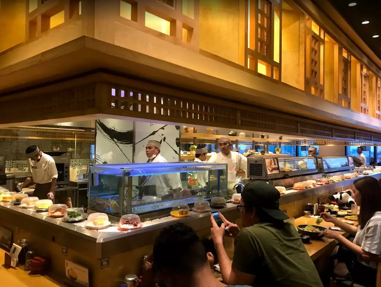 Suasana ruang makan Sushi Tei Bogor
